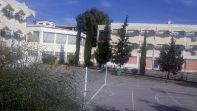 Yunanistan'da bir okul binası ve basketbol sahalı bahçesi