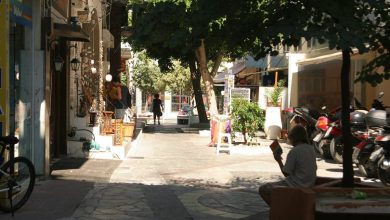 Girit Kandiye'de Yaşamak: Heraklion'da Kira, Maliyet, Hayat 2 Kandiye'de golgeli bir alisveris sokaginda gunluk hayat