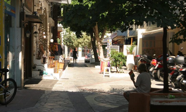Girit Kandiye'de Yaşamak: Heraklion'da Kira, Maliyet, Hayat 1 Kandiye'de golgeli bir alisveris sokaginda gunluk hayat