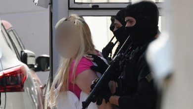 Marfin Bank davasi sanigi 46 yasindaki kadin, maskeli polisler esliginde