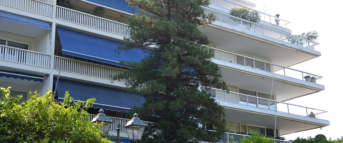 Atina'da geniş balkonlu ve lacivert tenteli bakımlı apartman