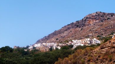 Girit'te yamaca kurulmuş beyaz badanalı evlerden oluşan bir köy