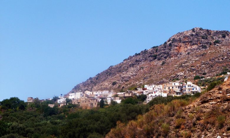 Girit'te yamaca kurulmuş beyaz badanalı evlerden oluşan bir köy