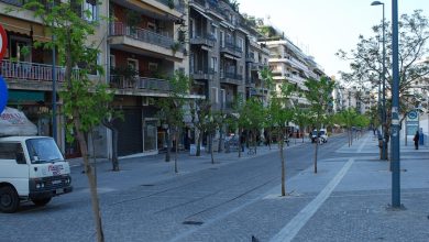 Atina'da ağaçlı bir bulvar boyunca sıralanan apartman blokları