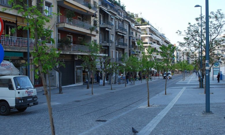 Atina'da ağaçlı bir bulvar boyunca sıralanan apartman blokları