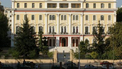 Selanik'te Makedonya ve Trakya Bakanligi binasi ve Yunan bayragi