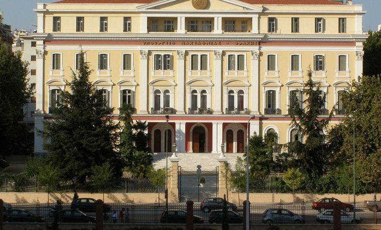 Selanik'te Makedonya ve Trakya Bakanligi binasi ve Yunan bayragi