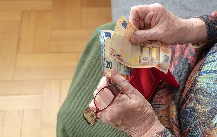 Yunanistan Çalışma Bakanlığının dul aylıklarına ilişkin yeni düzenlemesi 28 Ağustos ödemeleriyle birlikte uygulanmaya başlayacak.