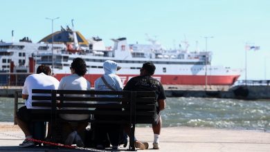 Yunanistan’da olumsuz hava koşulları nedeniyle aksayan feribot seferlerinde normale dönüş başladı.