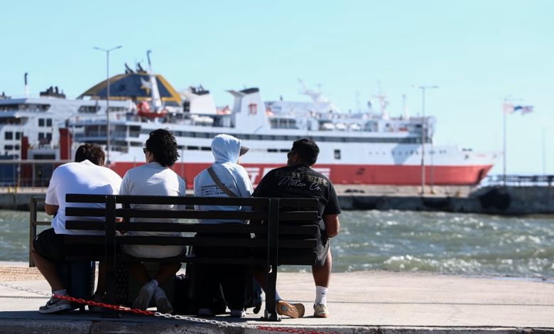 Yunanistan’da feribot seferleri yeniden başladı 1 Yunanistan’da olumsuz hava koşulları nedeniyle aksayan feribot seferlerinde normale dönüş başladı.