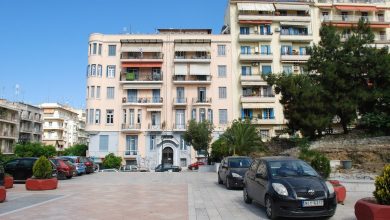 Yunanistan'da Kiralık Ev Nasıl Bulunur: Site, Depozito, Kira 1 Selanik'te agacli bir sokakta apartman blogu ve park etmis araclar ve Kiralık Ev
