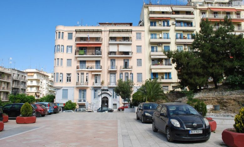 Yunanistan'da Kiralık Ev Nasıl Bulunur: Site, Depozito, Kira 1 Selanik'te agacli bir sokakta apartman blogu ve park etmis araclar ve Kiralık Ev