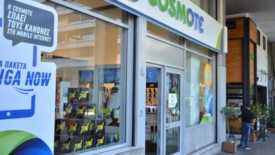 Yunanistan'da Telefon Hattı Almak: Operatörler ve Paketler 2 Atina'da bir Cosmote magazasinin vitrini ve kampanya afisleri