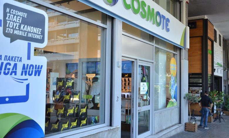Yunanistan'da Telefon Hattı Almak: Operatörler ve Paketler 1 Atina'da bir Cosmote magazasinin vitrini ve kampanya afisleri