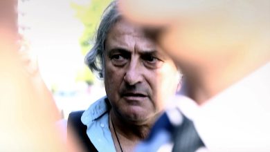 Yorgos Mazonakis’in ölümüne ilişkin soruşturmada hipnoterapist, tanık sıfatıyla ifade vermek üzere Atina’daki Evelpidon Adliyesi’ne geldi