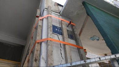 Atina’nın Kypseli bölgesinde metro tünel açma makinesinin geçişi sırasında zarar gören dairelerde onarım çalışmalarına başlanıyor.