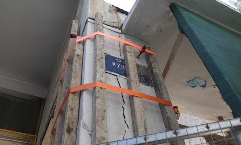 Atina’nın Kypseli bölgesinde metro tünel açma makinesinin geçişi sırasında zarar gören dairelerde onarım çalışmalarına başlanıyor.