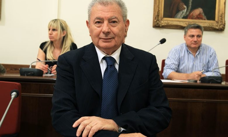 Sifis Valyrakis’in ölümünde yeni gelişme 1 Yunanistan’da eski bakan ve PASOK’un önemli isimlerinden Sifis Valyrakis’in ölümüne ilişkin davada verilen beraat kararına savcılık itiraz etti.