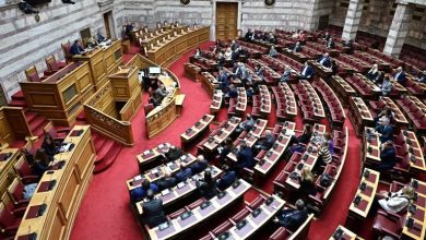 Yunanistan’da eski Başbakan Aleksis Çipras’ın haftanın gelişmelerine gönderme yaparak “Baba” filmini önermesi yeni bir siyasi tartışma başlattı