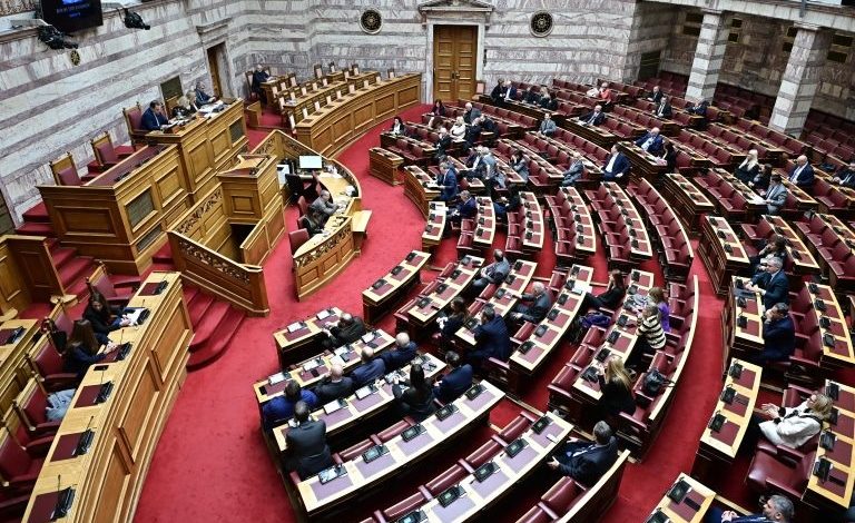 Yunanistan’da eski Başbakan Aleksis Çipras’ın haftanın gelişmelerine gönderme yaparak “Baba” filmini önermesi yeni bir siyasi tartışma başlattı