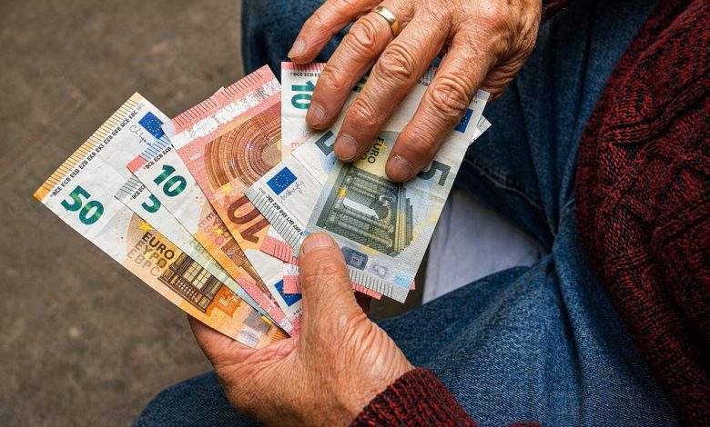 Yunanistan’da Kasım 2026 emekli maaşı ödeme takvimi belli oldu 1 Yunanistan’da Kasım 2026 emekli maaşları iki aşamada hesaplara yatırılacak. 28 Ekim resmi tatili nedeniyle bazı ödemelerin normal tarihten önce banka hesaplarında görünmesi bekleniyor.